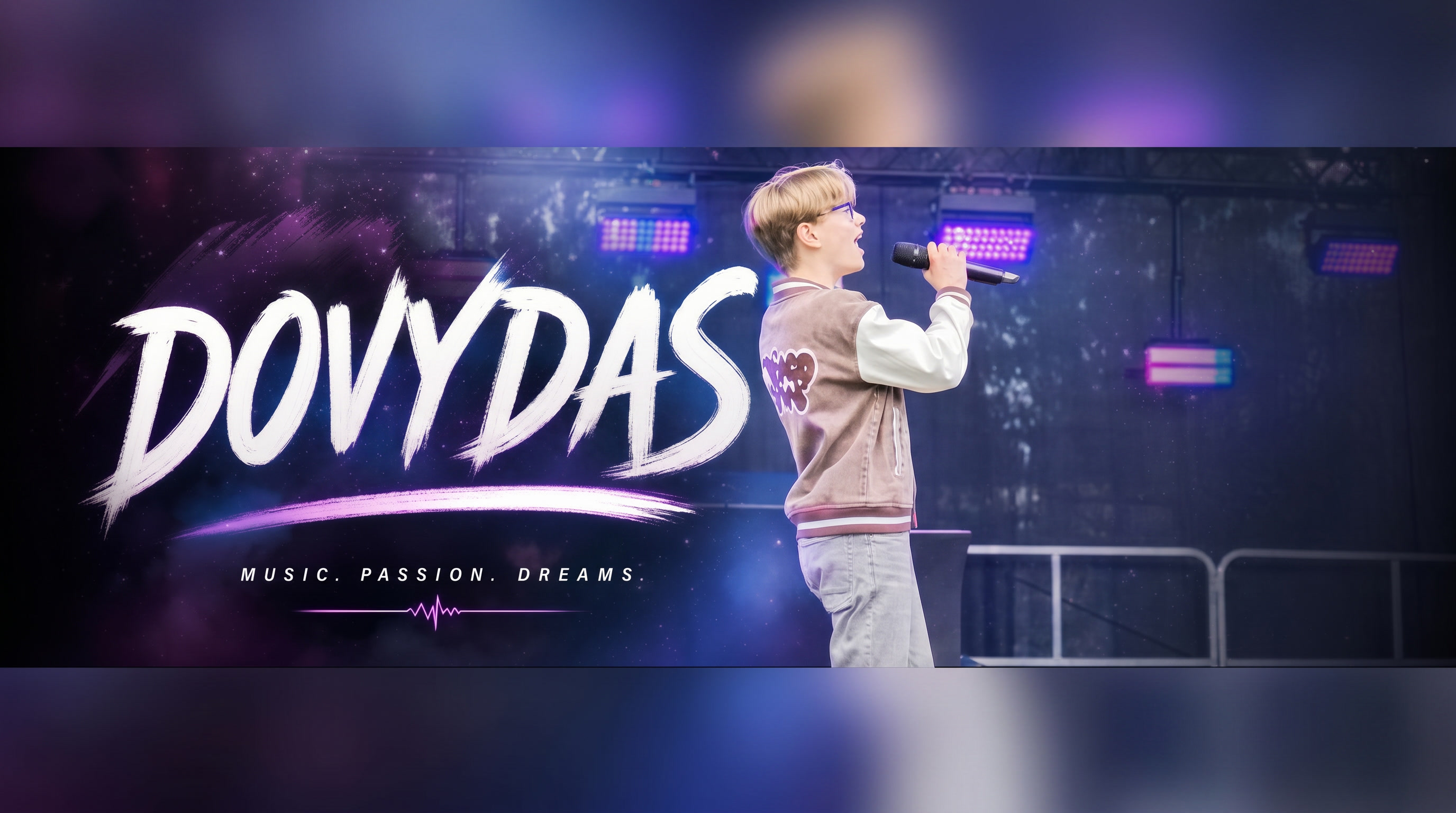 Dovydas Barends singing into a microphone on stage